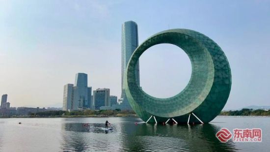 桨板爱好者在杏林湾上滑行,感受城市环境与运动乐趣。(资料图 东南网记者 李霖 摄) 桨板爱好者在杏林湾上滑行,感受城市环境与运动乐趣。(资料图 东南网记者 李霖 摄)