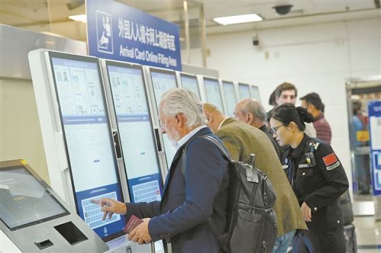 外籍旅客有序通关。 外籍旅客有序通关。