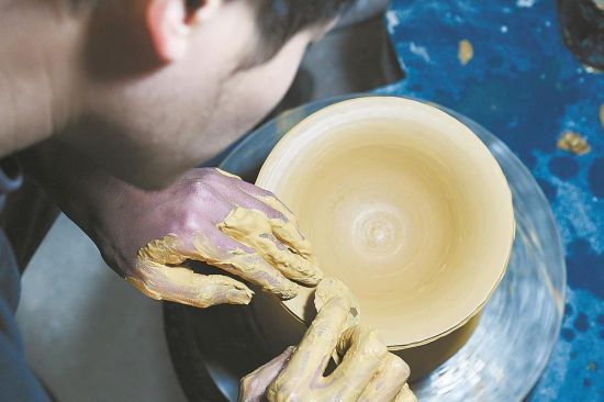 ÎâÔó¼êÔÚ¹¤×÷ÊÒÀÅ÷¡£ ÎâÔó¼êÔÚ¹¤×÷ÊÒÀÅ÷¡£