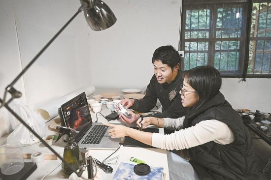 ÎâÔó¼ê£¨×󣩺ÍÂí¾²ÎÄ·òÆÞÁ©ÔÚ¹¤×÷ÊÒÀûÓý¨Ä£Èí¼þÉè¼ÆÐ¿î´ÉÆ÷¡£ ÎâÔó¼ê£¨×󣩺ÍÂí¾²ÎÄ·òÆÞÁ©ÔÚ¹¤×÷ÊÒÀûÓý¨Ä£Èí¼þÉè¼ÆÐ¿î´ÉÆ÷¡£