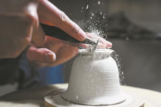 ÎâÔó¼êÔÚ¹¤×÷ÊÒÐÞÅ÷¡£ ÎâÔó¼êÔÚ¹¤×÷ÊÒÐÞÅ÷¡£