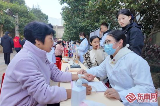 现场提供免费义诊。东南网记者 叶伏国 摄 现场提供免费义诊。东南网记者 叶伏国 摄