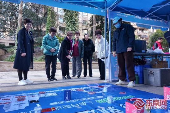 现场互动游戏传播科学饮食知识。东南网记者 叶伏国 摄 现场互动游戏传播科学饮食知识。东南网记者 叶伏国 摄