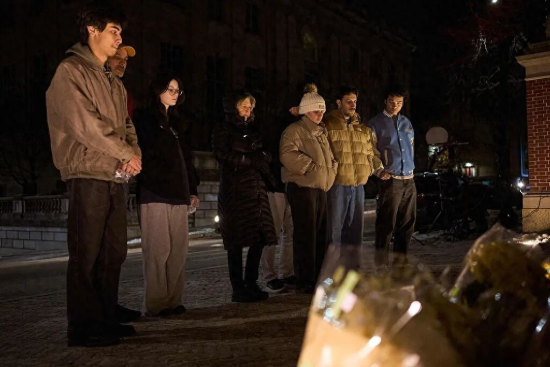 当地时间12月15日,美国罗德岛州普罗维登斯,布朗大学的学生和社区成员悼念枪击事件的受害者。图/视觉中国 当地时间12月15日,美国罗德岛州普罗维登斯,布朗大学的学生和社区成员悼念枪击事件的受害者。图/视觉中国
