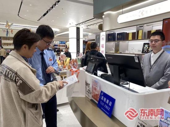 海关工作人员向游客介绍退税手续。 海关工作人员向游客介绍退税手续。