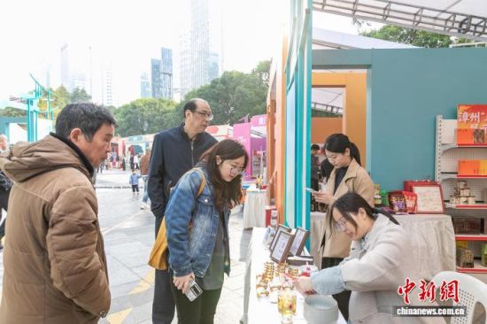 图为消费者正在嘉年华活动中选购商品。 福州市商务局 供图 图为消费者正在嘉年华活动中选购商品。 福州市商务局 供图