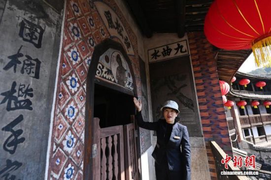 12ÔÂ11ÈÕ£¬»ª°²ÍÁÂ¥µ¼ÓλƴºÃÀÏò²Î·ÃÕß½éÉÜÊÀÒÅÍÁÂ¥ÎÄ»¯¡£ÖÐÐÂÉç¼ÇÕß ÕŽ𴨠Éã 12ÔÂ11ÈÕ£¬»ª°²ÍÁÂ¥µ¼ÓλƴºÃÀÏò²Î·ÃÕß½éÉÜÊÀÒÅÍÁÂ¥ÎÄ»¯¡£ÖÐÐÂÉç¼ÇÕß ÕŽ𴨠Éã