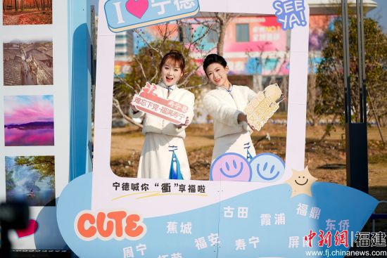 ������������򿨵�ǰ������׷�פ�����գ�����ɽ��ͬ��˲�䡣�������Ļ������ξ� ��ͼ