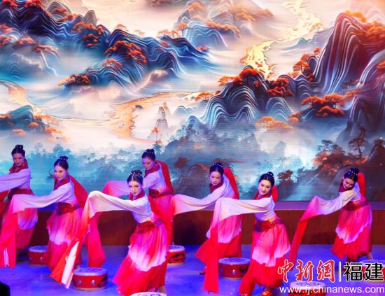 盘鼓舞《象王行》。吴允杰 摄 盘鼓舞《象王行》。吴允杰 摄