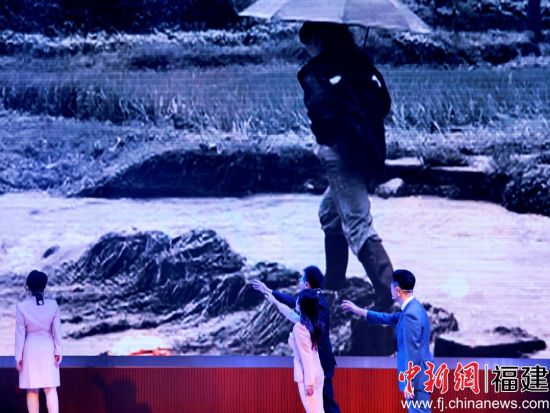 诵读《她们》。吴允杰 摄 诵读《她们》。吴允杰 摄