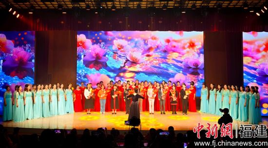 合唱《花开中国》。吴允杰 摄 合唱《花开中国》。吴允杰 摄