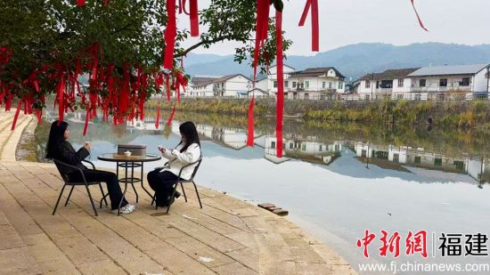 12月5日,游客在福建省南平市李坊乡探花渡口泡茶。李坊乡政府供图。 12月5日,游客在福建省南平市李坊乡探花渡口泡茶。李坊乡政府供图。