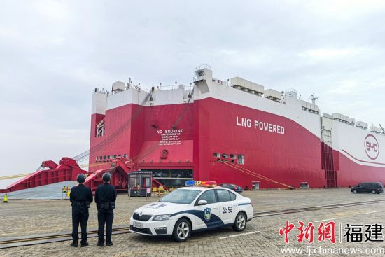 12月19日,泉州边检站移民管理警察保障泉州港首艘比亚迪自营船顺畅通关。洪培鑫 摄 12月19日,泉州边检站移民管理警察保障泉州港首艘比亚迪自营船顺畅通关。洪培鑫 摄