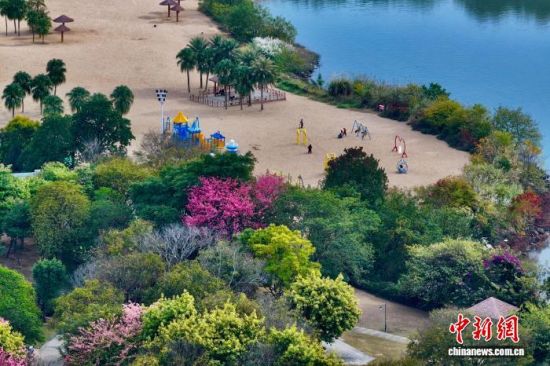 12月19日,福建福州,市民在沙滩公园游玩。近日,福州冬日暖阳,不少市民前往公园慢跑、散步,享受着暖冬里的休闲时光。(无人机照片)中新社记者 王东明 摄 12月19日,福建福州,市民在沙滩公园游玩。近日,福州冬日暖阳,不少市民前往公园慢跑、散步,享受着暖冬里的休闲时光。(无人机照片)中新社记者 王东明 摄