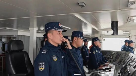 喊话警告。图自“中国海警”微信公众号 喊话警告。图自“中国海警”微信公众号