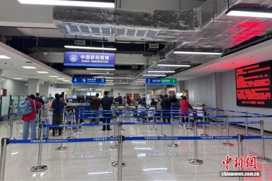 12ÔÂ20ÈÕ£¬2025ÄêȪ½ð¡°Ð¡Èýͨ¡±¿ÍÔ˺½Ïß³öÈë¾³ÂÿÍÍ»ÆÆ10ÍòÈ˴Ρ£Í¼ÎªÊ¯¾®¿Ú°¶³ö¾³´óÌü¡£ÈªÖݱ߼ìÕ¾¹©Í¼ 12ÔÂ20ÈÕ£¬2025ÄêȪ½ð¡°Ð¡Èýͨ¡±¿ÍÔ˺½Ïß³öÈë¾³ÂÿÍÍ»ÆÆ10ÍòÈ˴Ρ£Í¼ÎªÊ¯¾®¿Ú°¶³ö¾³´óÌü¡£ÈªÖݱ߼ìÕ¾¹©Í¼