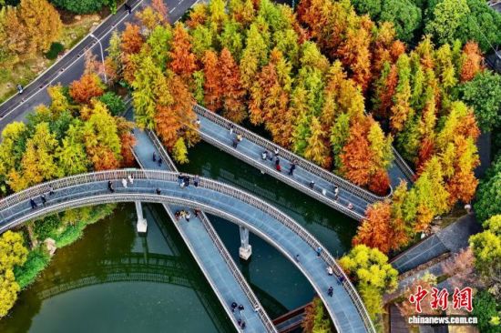 12��22�գ����и�������ݸ������ܱߵ�ˮɼ�ֽ��������˺�ɫ����װ������������������ο�ǰ�����͡�(���˻���Ƭ)��������� ������ ��