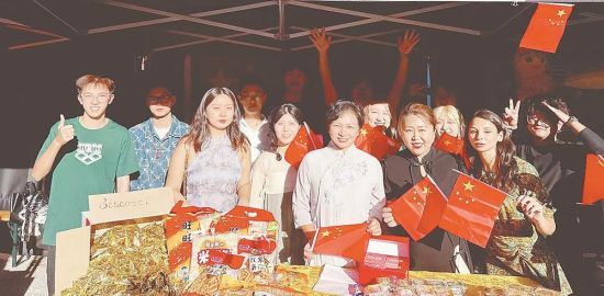 ������ǰ������������ѧУʦ���μ���������ؾٰ�Ķ�Ԫ�Ļ��ڻ�����ܷ��߹�ͼ��