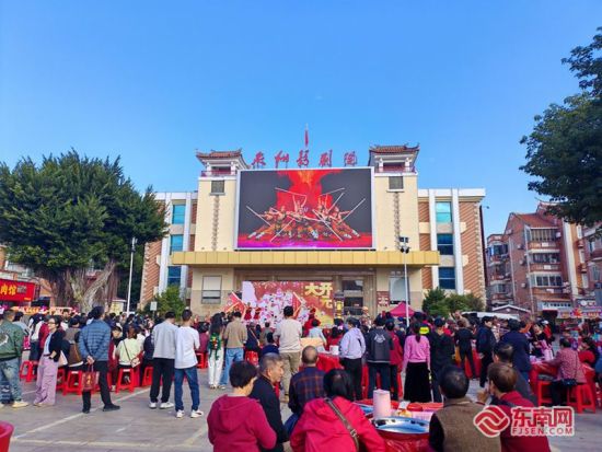 ÊÐÃñ¡¢ÓοÍΧÔÚÒ»Æð¹Û¿´±íÑÝ¡£¶«ÄÏÍø¼ÇÕß Ê©Ô¶Ûß Éã ÊÐÃñ¡¢ÓοÍΧÔÚÒ»Æð¹Û¿´±íÑÝ¡£¶«ÄÏÍø¼ÇÕß Ê©Ô¶Ûß Éã