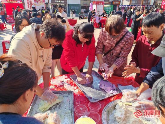 ´ó¼ÒΧÔÚÒ»Æð´êºì°×Íè¡£¶«ÄÏÍø¼ÇÕß Ê©Ô¶Ûß Éã ´ó¼ÒΧÔÚÒ»Æð´êºì°×Íè¡£¶«ÄÏÍø¼ÇÕß Ê©Ô¶Ûß Éã