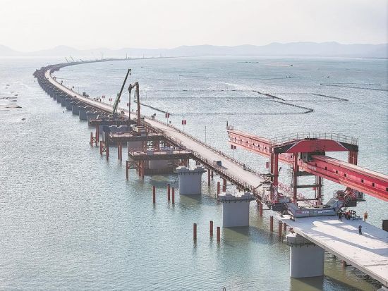 12月24日,东山县诏安湾海域,随着架梁机将一榀数百吨的箱梁平稳、精准架设到东山跨海特大桥桥墩上,漳汕高铁正式进入海上架梁施工阶段。东山跨海特大桥全长20.262公里,是漳汕高铁重点控制性工程之一。郝春娥 摄 12月24日,东山县诏安湾海域,随着架梁机将一榀数百吨的箱梁平稳、精准架设到东山跨海特大桥桥墩上,漳汕高铁正式进入海上架梁施工阶段。东山跨海特大桥全长20.262公里,是漳汕高铁重点控制性工程之一。郝春娥 摄