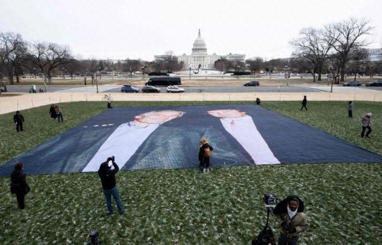 12月15日,美国华盛顿,一些活动人士在国会大厦附近展示了美国总统特朗普(右)和杰弗里·爱泼斯坦的巨幅照片。图/视觉中国 12月15日,美国华盛顿,一些活动人士在国会大厦附近展示了美国总统特朗普(右)和杰弗里·爱泼斯坦的巨幅照片。图/视觉中国