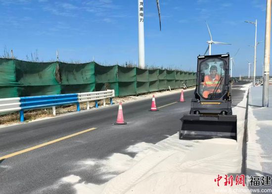 ����ͼΪ����װ�ػ�Ͷ���ڽ���·����ɳ��ɨ�����������й�·��ҵ��չ���Ķ�ɽ�����Ĺ�ͼ