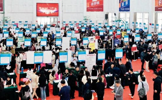 4月26日,辽宁省文科及师范类专场招聘会在鞍山师范学院举行。图/新华 4月26日,辽宁省文科及师范类专场招聘会在鞍山师范学院举行。图/新华