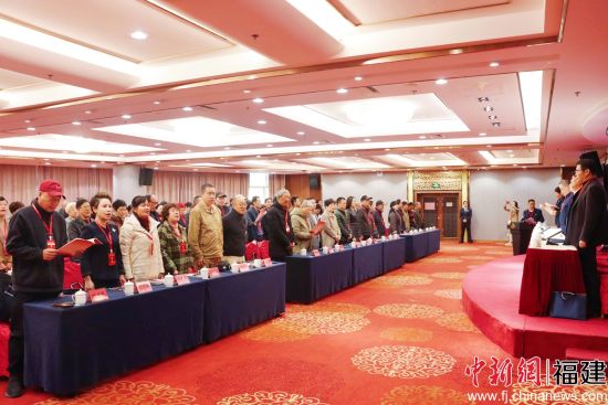 全体奏唱《新四军军歌》。叶金秋 摄 全体奏唱《新四军军歌》。叶金秋 摄