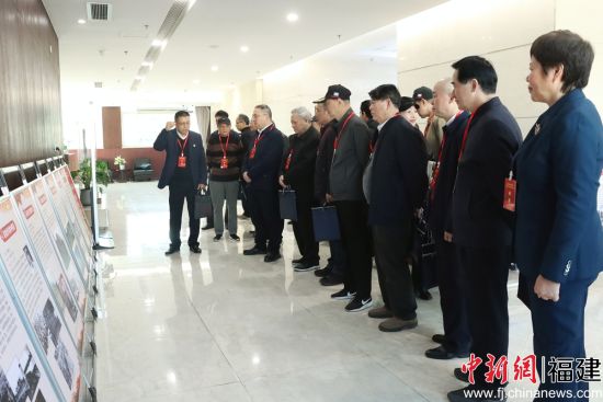 观看宣传展板。叶金秋 摄 观看宣传展板。叶金秋 摄