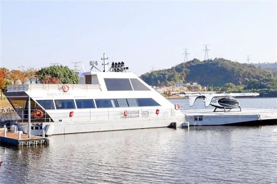 落地东侨的全球首个eVTOL零碳水上机场,形似一艘拥有广阔甲板的游艇,实则是一座融合水上起降平台与智慧指挥中枢的移动空港。阮琳钧 摄 落地东侨的全球首个eVTOL零碳水上机场,形似一艘拥有广阔甲板的游艇,实则是一座融合水上起降平台与智慧指挥中枢的移动空港。阮琳钧 摄