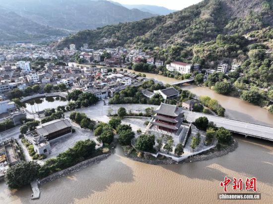 图为12月28日,航拍闽安古镇一角。闽江支流——邢港河将古镇分为了南北两岸,由唐代古桥——迥龙桥相互连接。这里不仅是“海上丝绸之路”郑和七下西洋的停泊地和出发地,也是郑成功反清复明时的战略基地,还是清廷派兵巡守台湾的最前沿,至今仍留存着大量戍台文物古迹,被誉为“戍台文化的活化石”。(无人机照片)中新社记者 张斌 摄 图为12月28日,航拍闽安古镇一角。闽江支流——邢港河将古镇分为了南北两岸,由唐代古桥——迥龙桥相互连接。这里不仅是“海上丝绸之路”郑和七下西洋的停泊地和出发地,也是郑成功反清复明时的战略基地,还是清廷派兵巡守台湾的最前沿,至今仍留存着大量戍台文物古迹,被誉为“戍台文化的活化石”。(无人机照片)中新社记者 张斌 摄