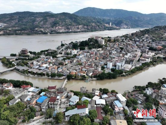 图为12月28日,航拍闽安古镇一角。作为千年古镇,它前扼闽江、东临大海,曾因军事而兴盛,也因良港而繁荣,以前被誉为“福建省第一门户”。古镇是福州东部天然的水路门户,闽江流经此处,一路奔向大海。同时也是海丝门户重镇,商船自唐代起便由此进出闽江,明清两代琉球进贡的船只,均在这里封舱后进城;迥龙桥辟海通津,引舶入市,见证了福州古代海上丝绸之路的兴盛。(无人机照片)中新社记者 张斌 摄 图为12月28日,航拍闽安古镇一角。作为千年古镇,它前扼闽江、东临大海,曾因军事而兴盛,也因良港而繁荣,以前被誉为“福建省第一门户”。古镇是福州东部天然的水路门户,闽江流经此处,一路奔向大海。同时也是海丝门户重镇,商船自唐代起便由此进出闽江,明清两代琉球进贡的船只,均在这里封舱后进城;迥龙桥辟海通津,引舶入市,见证了福州古代海上丝绸之路的兴盛。(无人机照片)中新社记者 张斌 摄