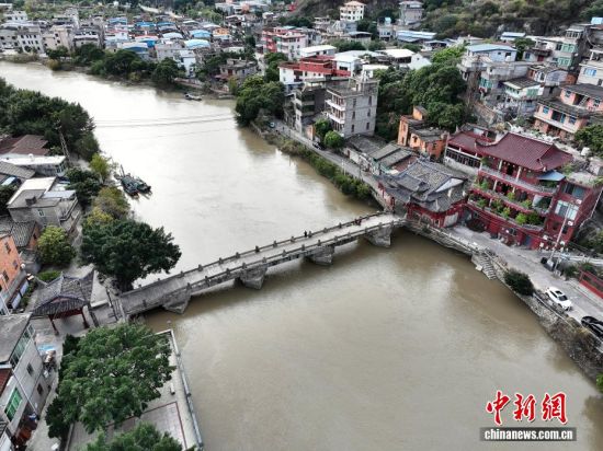 图为12月28日,位于闽安古镇的五孔石桥——迥龙桥。该桥建于唐朝、至今仍保存完好,全长65.65米,面宽4.64米,其横跨邢港南北两岸,是古代福州海外贸易必经之路上的通海大石桥。(无人机照片)中新社记者 张斌 摄 图为12月28日,位于闽安古镇的五孔石桥——迥龙桥。该桥建于唐朝、至今仍保存完好,全长65.65米,面宽4.64米,其横跨邢港南北两岸,是古代福州海外贸易必经之路上的通海大石桥。(无人机照片)中新社记者 张斌 摄