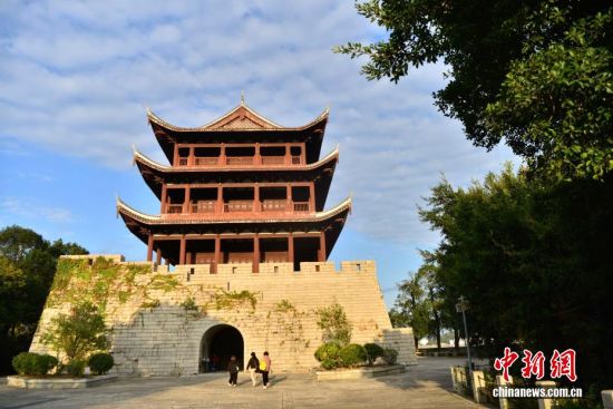 图为12月28日,游客前往位于闽安古镇的闽安楼参观。中新社记者 张斌 摄 图为12月28日,游客前往位于闽安古镇的闽安楼参观。中新社记者 张斌 摄