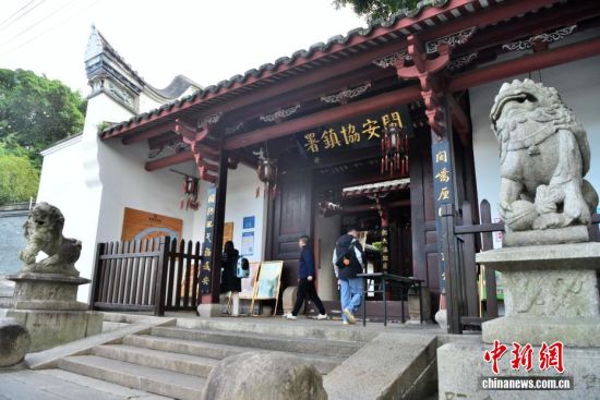 图为12月28日,游客在闽安协台衙门参观。闽安协台衙门又称闽安协镇署,清代时,福建在闽安设立了协台衙门,并设置闽安水师。这支水师分为左营、右营和烽火营等,在协台衙门的统领下,肩负着戍守台湾的职责。1683年,清康熙平定台湾后,协台衙门统辖福建沿海及台湾、澎湖列岛防务200多年。中新社记者 张斌 摄 图为12月28日,游客在闽安协台衙门参观。闽安协台衙门又称闽安协镇署,清代时,福建在闽安设立了协台衙门,并设置闽安水师。这支水师分为左营、右营和烽火营等,在协台衙门的统领下,肩负着戍守台湾的职责。1683年,清康熙平定台湾后,协台衙门统辖福建沿海及台湾、澎湖列岛防务200多年。中新社记者 张斌 摄