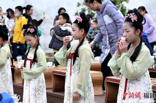 ����Сѧ��Ʒ���Լ��ݵ����򻨲衣���� ��