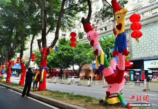 1��1�գ��ڸ���������ͤ������ֲ���е����׷ס����ϡ����ø�ɫë�߱�֯�ġ�ë�¡�����������פ����͡����մ򿨣���Ϊ��ͷһ�����µķ羰�ߡ���������� �ű� ��