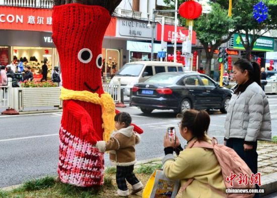 1��1�գ��ڸ���������ͤ������ֲ���е����׷ס����ϡ����ø�ɫë�߱�֯�ġ�ë�¡�����������פ����͡����մ򿨣���Ϊ��ͷһ�����µķ羰�ߡ���������� �ű� ��