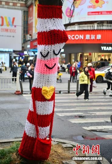 1��1�գ��ڸ���������ͤ������ֲ���е����׷ס����ϡ����ø�ɫë�߱�֯�ġ�ë�¡�����������פ����͡����մ򿨣���Ϊ��ͷһ�����µķ羰�ߡ���������� �ű� ��