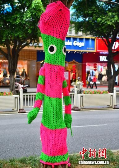 1��1�գ��ڸ���������ͤ������ֲ���е����׷ס����ϡ����ø�ɫë�߱�֯�ġ�ë�¡�����������פ����͡����մ򿨣���Ϊ��ͷһ�����µķ羰�ߡ���������� �ű� ��