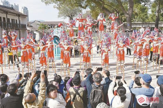 �����ϣ��������ѡ�Ԫ�������ڼ䣬������ܼ����ʯͤ�����ߣ��ٶ����ζӵ�С��Ա���������ݹųǣ�����������ķ��Ųȸ��μ��ձ��ݣ�Ϊ�����ο���������ף����