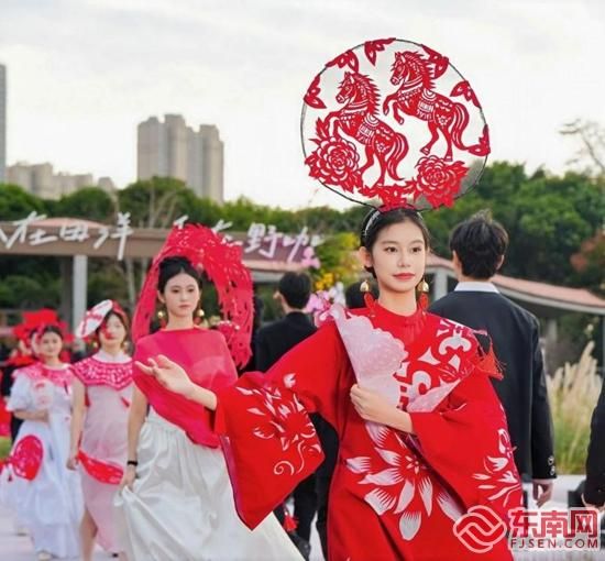 非遗剪纸婚纱展示。主办方 供图 非遗剪纸婚纱展示。主办方 供图