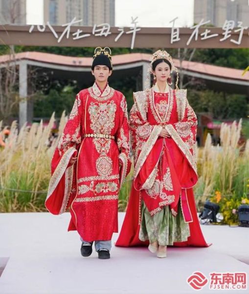 婚服历史演变展示。主办方 供图 婚服历史演变展示。主办方 供图