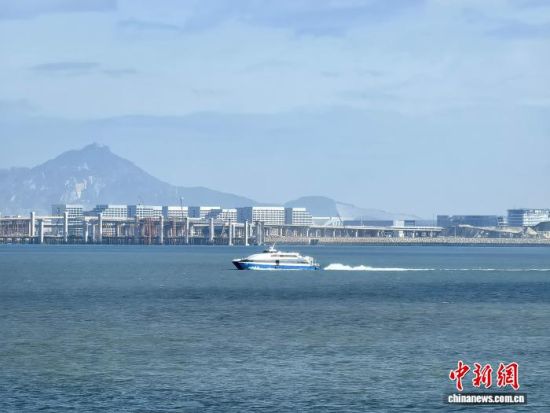 2025��12��27�գ�һ�Ҿ���С��ͨ�����ߵĶ��ִ�����ʻ������ŵ������ֺ�Ϊ���ڽ�����ý���ź������谲���ʻ�������������� ����� ��