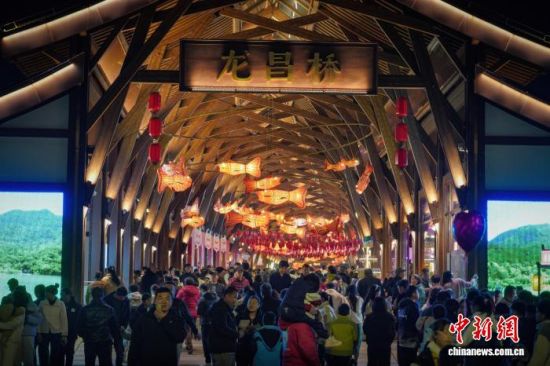 图为活动现场人流如织。陈琦辉 摄 图为活动现场人流如织。陈琦辉 摄