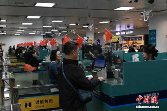 ͼΪ2026��Ԫ�����ڣ�������ʻ����߼��뾳�������������߼�վ�񾯱����ÿͿ���ͨ�ء������� ��