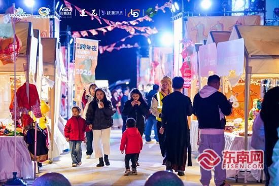 ����ҹ���죬�ḻ��ʵĻ�͸�ɫ��ʳ̯λ���������οͲμӡ����췽 ��ͼ