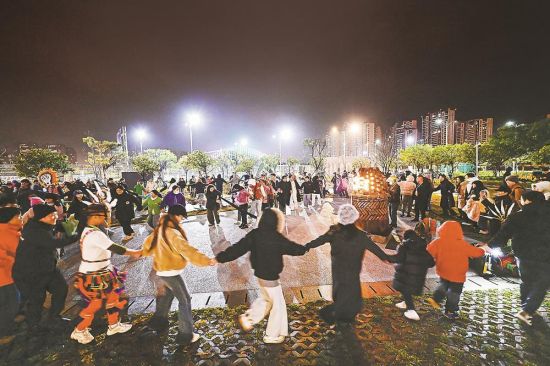 ÓοÍÊÖÀÊÖΧ×ÅÉÕÍßËþÌøÆðóô»ðÎ裬¹²Í¬Ó½ÓÐÂÄêµÄµ½À´¡£ ²ÌÆð»Ô Éã ÓοÍÊÖÀÊÖΧ×ÅÉÕÍßËþÌøÆðóô»ðÎ裬¹²Í¬Ó½ÓÐÂÄêµÄµ½À´¡£ ²ÌÆð»Ô Éã