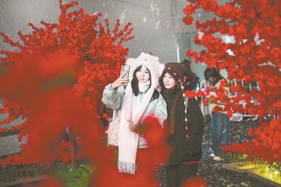 ÓοÍÔÚõ¹å»¨ÒÕ×°ÊÎÇø´ò¿¨ÅÄÕÕ¡£ ²ÌÆð»Ô Éã ÓοÍÔÚõ¹å»¨ÒÕ×°ÊÎÇø´ò¿¨ÅÄÕÕ¡£ ²ÌÆð»Ô Éã